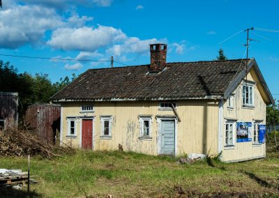 Lite, gult hus i Grimstad